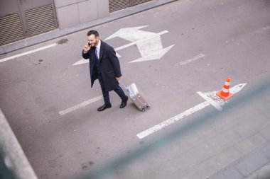 Telefon başına konuşan yakışıklı genç adam.