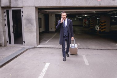 Telefonla konuşan nazik esmer erkek.