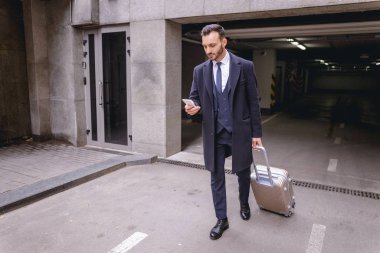 Dikkatli sakallı adam posta kutusunu kontrol ediyor.