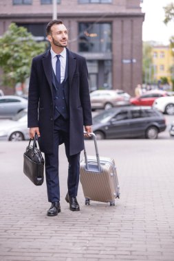 Yakışıklı genç erkek iş merkezi arıyor.