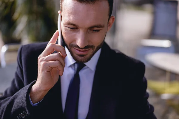 Портрет красивого мужчины, говорящего по телефону — стоковое фото