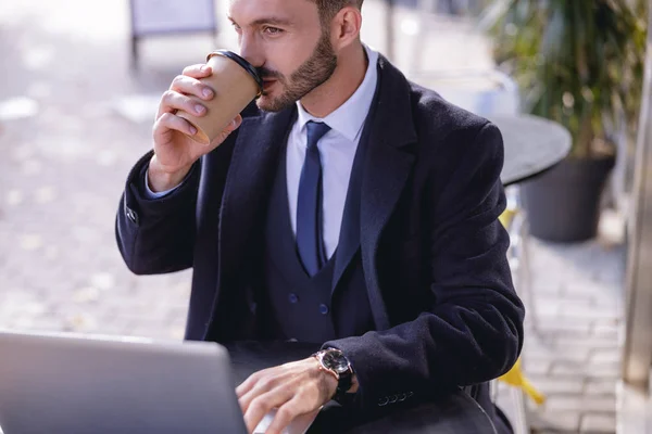 香りのコーヒーを飲むリラックスした若い男性 — ストック写真