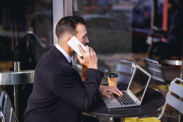 Geschäftiger Mann verbringt seine Kaffeepause im Café — Stockfoto