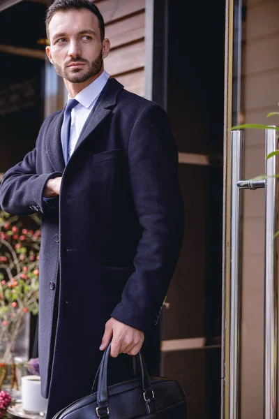 Attento giovane uomo d'affari barbuto che inizia la sua giornata lavorativa — Foto Stock