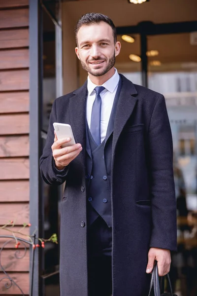 カメラでポーズをとってポジティブな喜びブルネットの男 — ストック写真