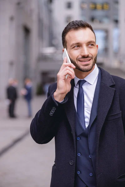 Позитивна задоволена брюнетка чоловік розмовляє по телефону — стокове фото