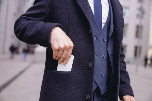 Nahaufnahme der männlichen Hand, die das Telefon nimmt — Stockfoto