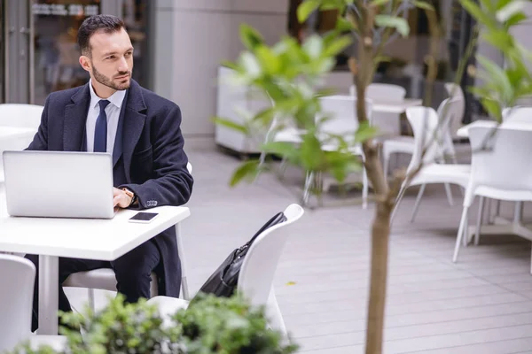 Handsome bearded male person working at his laptop — Stock Photo, Image