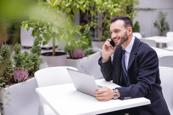 Positive delighted bearded man talking per telephone — Stock Photo, Image