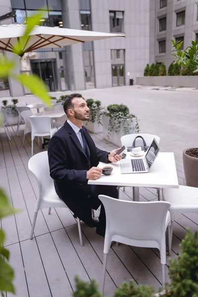 Concentrado morena macho siendo profundo en pensamientos — Foto de Stock