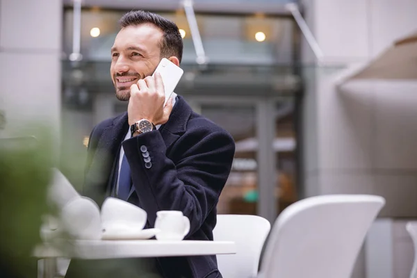 Soort jonge brunette man het hebben van aangename gesprek — Stockfoto