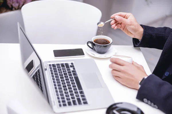 Snäll man som ska dricka kaffe — Stockfoto