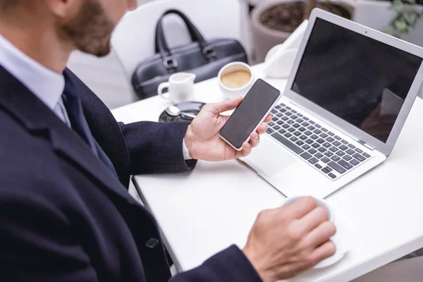 Primer plano del hombre atento que mirando fijamente su teléfono —  Fotos de Stock