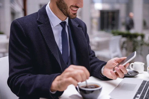 Positivo joven empresario encantado leyendo mensaje de ingresos — Foto de Stock