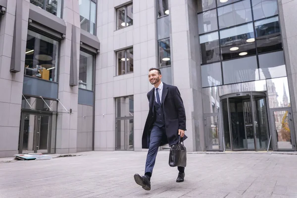 Knappe jongeman gaat heel snel naar huis — Stockfoto