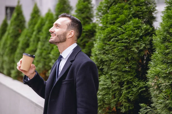 Joven alegre esperando a su amigo — Foto de Stock