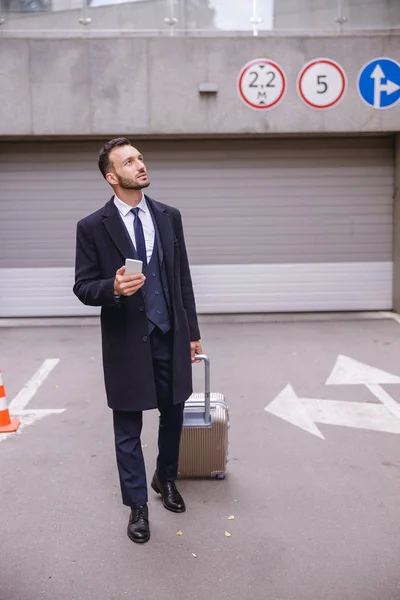 Oplettende man met baard op zoek naar noodzakelijk gebouw — Stockfoto