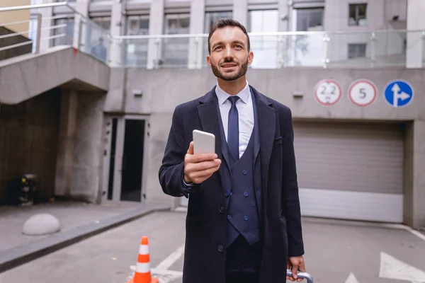 Positivo joven empresario encantado demostrando su sonrisa — Foto de Stock