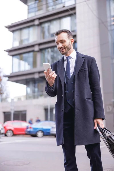 Alegre barbudo hombre leyendo mensaje de ingresos — Foto de Stock