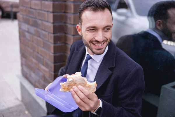 Весела брюнетка чоловік насолоджується обідом — стокове фото