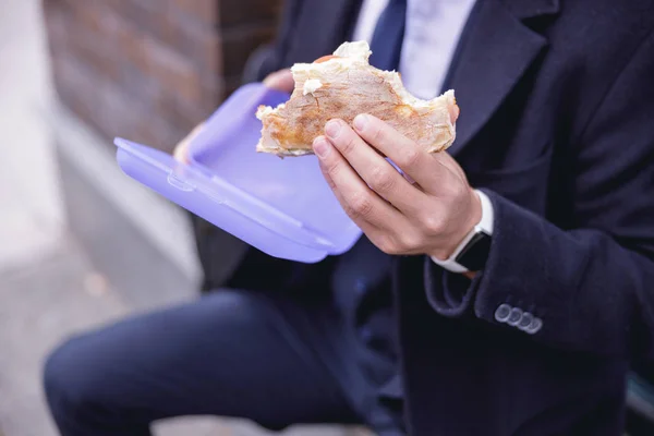 Nahaufnahme einer männlichen Hand, die ein Sandwich hält — Stockfoto