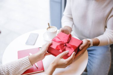 Romantik bir buluşma yaşayan mutlu genç bir çift.