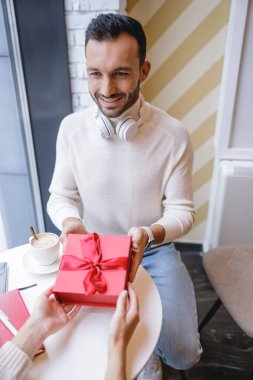 Nazik esmer adam ortağına sürpriz yapıyor.