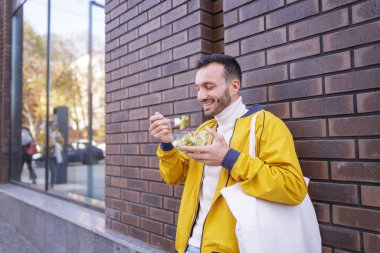Neşeli esmer adam tatilini zevkle geçiriyor.