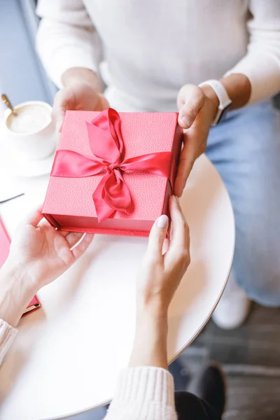 Primer plano de las manos femeninas que reciben presente — Foto de Stock