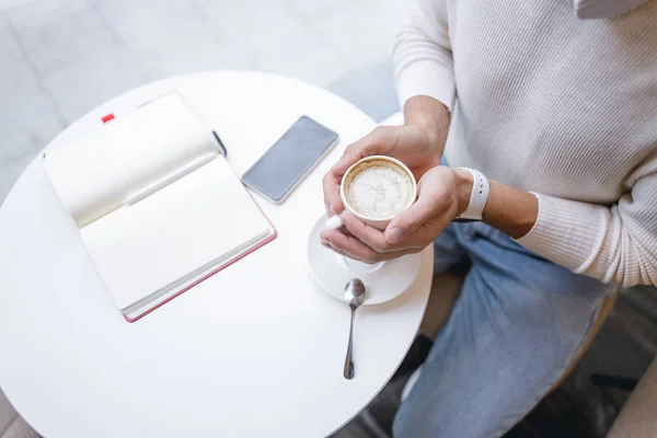 Close up of male hands that holding cup — Stock Photo, Image