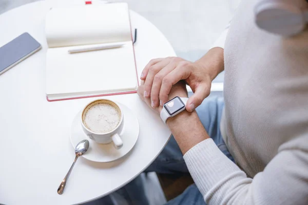 Primer plano del hombre moderno que comprobar el tiempo — Foto de Stock