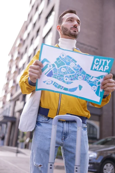 Gedachte man met baard die in rechte richting kijkt — Stockfoto