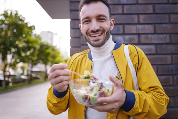 Joven feliz va a almorzar — Foto de Stock