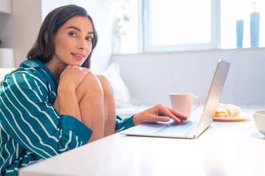 Sabah evde dizüstü bilgisayar ve kahve stoku fotoğrafıyla.