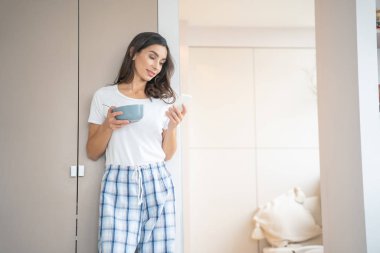 Kahvaltıda akıllı telefon kullanarak fotoğraf çektirmek.