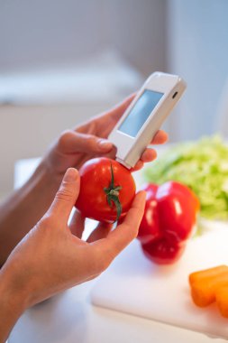 Taze domates suyu fotoğrafıyla nitrat testi uygulamak.