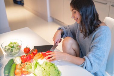 Sebze doğramak ve güzel görünmek.