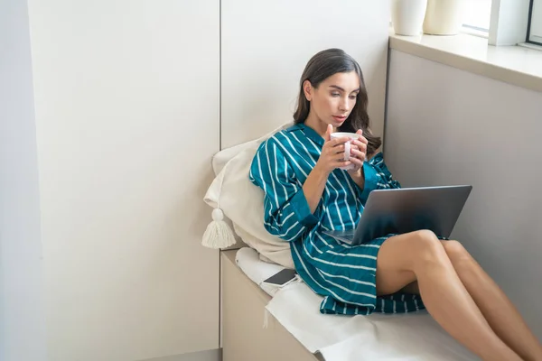 Ragazza premurosa con caffè e laptop stock foto — Foto Stock