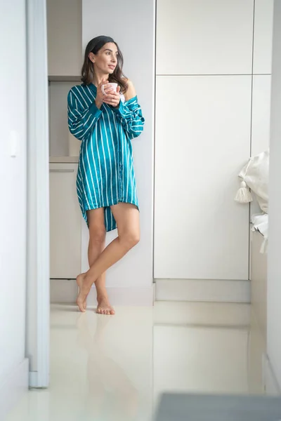 穏やかな朝のストックフォトを楽しむ自宅で穏やかな女性 — ストック写真