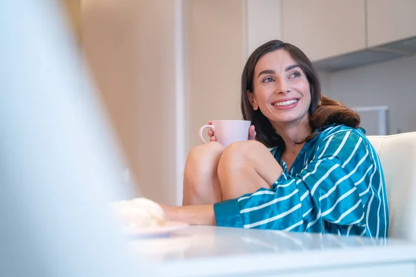 Donna allegra e rilassata con foto stock tazza — Foto Stock