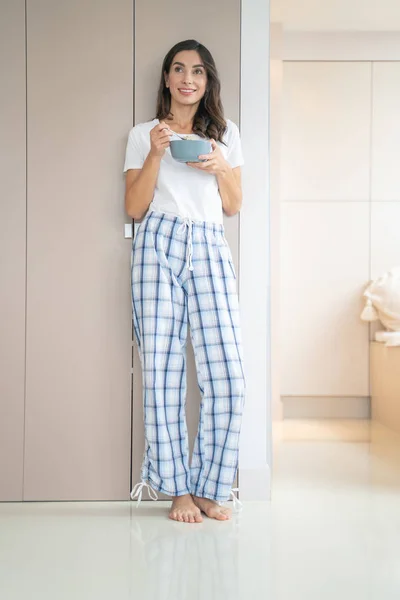 Mujer feliz desayunando y sonriendo foto de stock — Foto de Stock