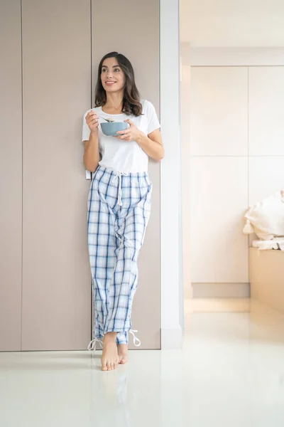 Mujer sonriente comiendo desayuno saludable en casa foto de stock — Foto de Stock