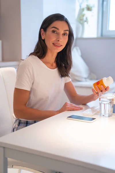 Mujer agradable listo para tomar la medicina foto de stock — Foto de Stock