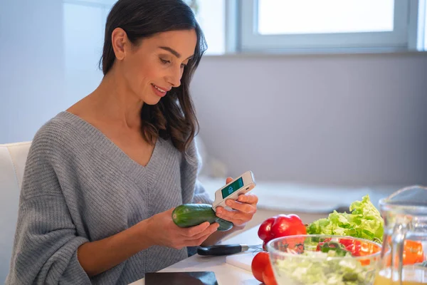 Señora sonriente con pepino y nitrato probador de stock foto — Foto de Stock