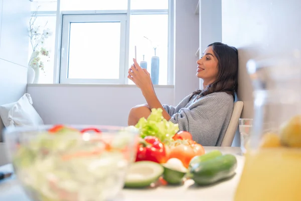 Mujer sonriente relajante mientras cocina foto de stock —  Fotos de Stock