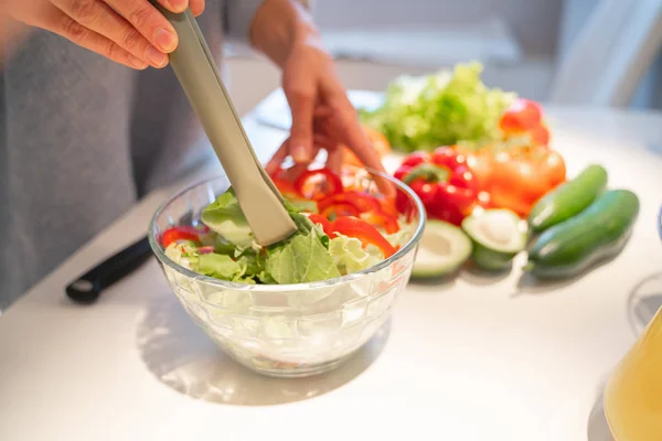 Pessoa misturando salada em tigela foto stock — Fotografia de Stock