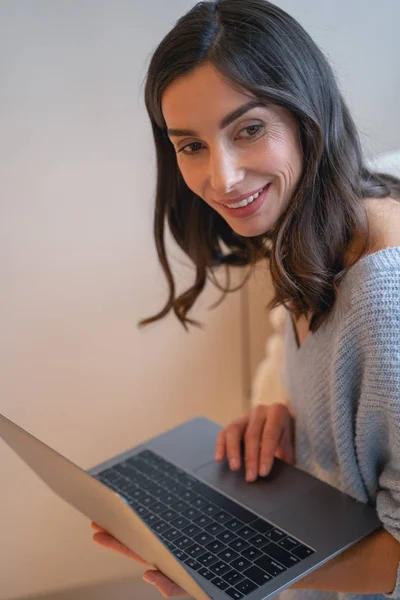 Donna felice che lavora con laptop stock foto — Foto Stock