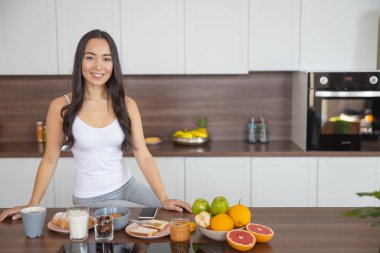Önüne bakan güzel bir kadın.