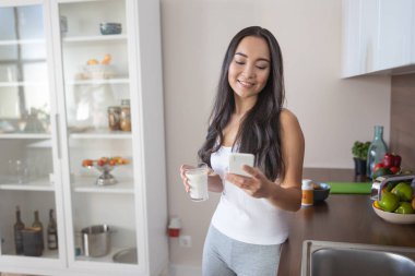 Modern genç bayan mesaj yolluyor.