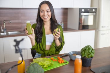 Gülümseyen kadın blogcu kameraya bakıyor.